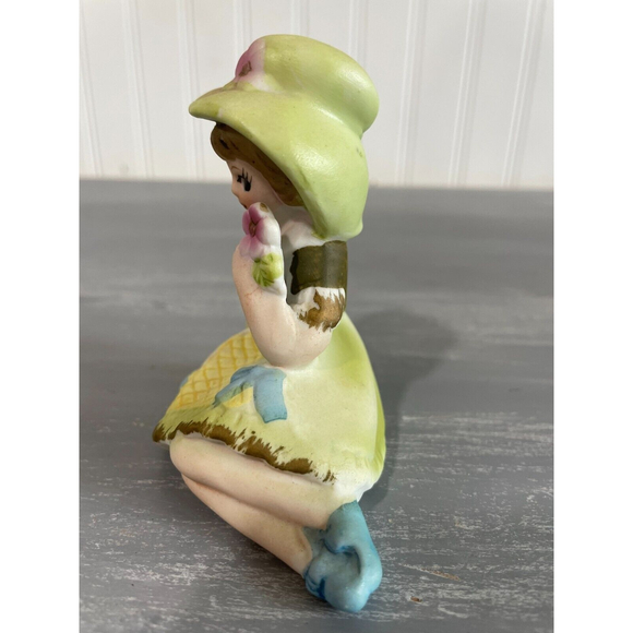 Vintage 4” Porcelain Sitting Girl Figurine Holding Flower Ceramic 3871 - Picture 3 of 8